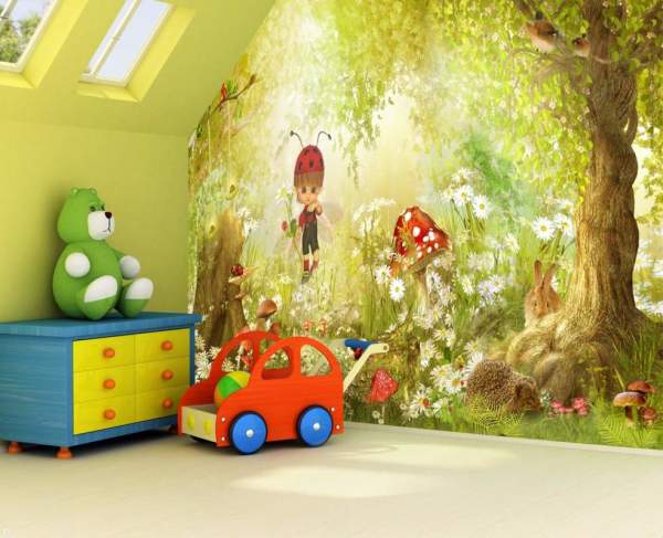 Foto menunjukkan bahagian dalam bilik kanak-kanak, dihiasi dengan mural yang menggambarkan hutan ringan di mana bayi berjalan dan memerhatikan haiwan