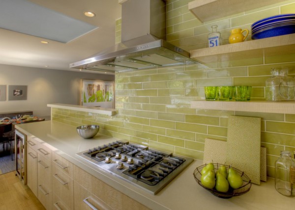 Foto menunjukkan contoh apron dapur di dapur moden, berjubin dalam bentuk batu bata