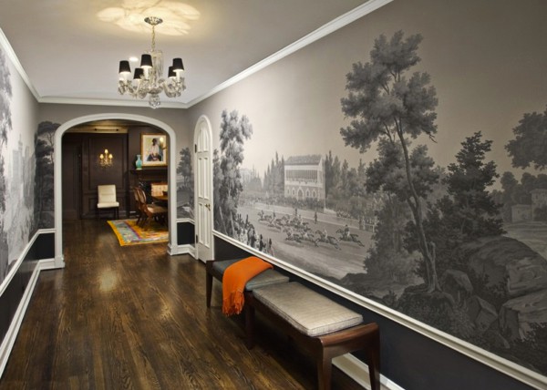Dalam foto tersebut, anda melihat contoh cara menghias dinding di koridor di apartmen, menggunakan kertas dinding hitam-putih, yang dapat memperluas ruang bilik secara visual