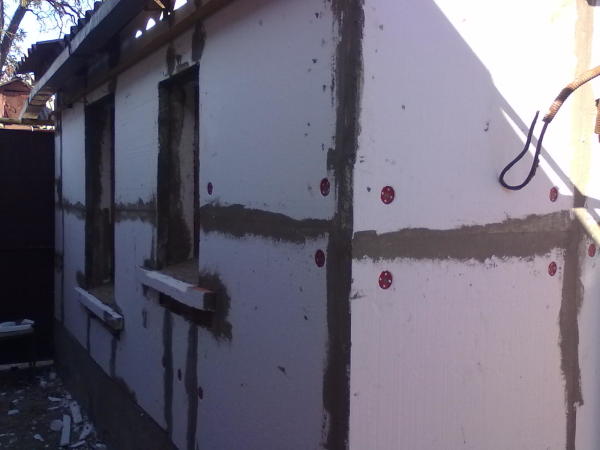 Dalam foto tersebut anda melihat contoh selubung rumah bata lama dengan kepingan eternit menggunakan dowel plastik