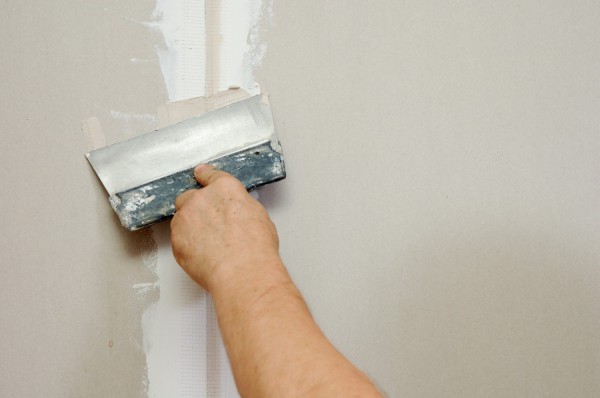 Au stade final de l'installation des plaques de plâtre, les joints entre eux sont mastic et apprêtés, et seulement après cela, vous pouvez commencer à décorer les murs