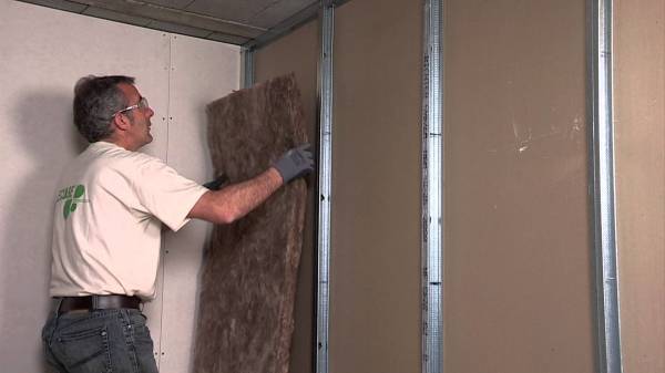 Lathing untuk selubung dinding dengan drywall, tidak hanya memungkinkan untuk meratakannya, tetapi juga untuk melindungi