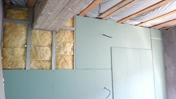 Peti untuk kepingan papan eternit, memungkinkan anda menambah dinding dan kalis bunyi, yang sering digunakan di rumah persendirian