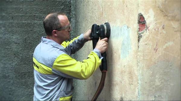 Avant de coller les murs avec des plaques de plâtre, ils doivent être complètement nettoyés de l'ancienne finition à la base