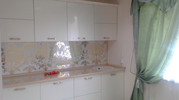 Panel plastik untuk menghias dinding dapur, ini adalah pilihan yang murah dan praktikal