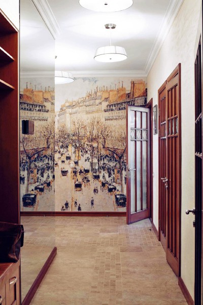 Contoh cara menghias dinding di lorong dengan bantuan mural foto dengan gambar jalan kota lama, mereka memberikan perspektif dan meningkatkan ruang bilik secara visual