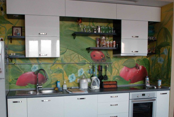 Daya tarikan dan keaslian dapur yang sederhana dapat menambahkan dindingnya, dihiasi dengan pelbagai bahan penamat.