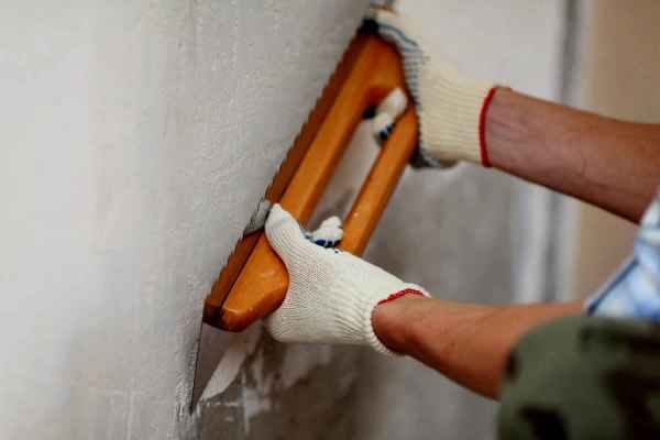 Le processus de mise à niveau des murs avant de leur appliquer des panneaux muraux en mdf