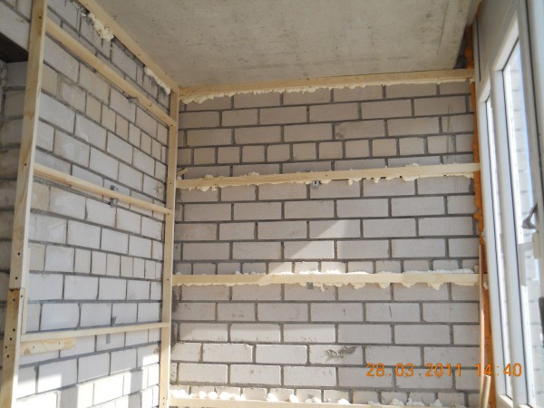Pelbagai kaedah memasang kepingan drywall tidak hanya bergantung pada bahan dinding di mana ia terpasang, tetapi juga pada apa yang anda ingin lihat pada akhirnya, dan juga pada ruangan di mana anda menggunakannya