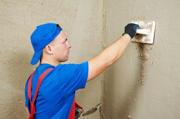 Le plâtrage des murs avant l'installation des plaques de plâtre peut servir de protection des murs contre l'humidité, et donc contre les moisissures et les champignons.