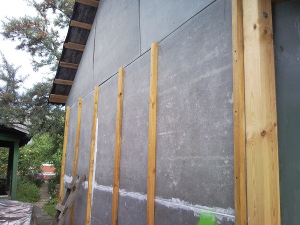 Peresapan khas dinding sebelum selubung dengan papan eternit diperlukan baik untuk hiasan luaran dan dalaman, tanpa mengira kaedah pemasangan kepingan drywall
