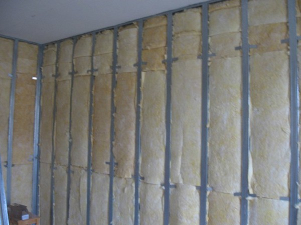 Dinding dengan peti logam, dilindungi dengan kepingan bulu mineral