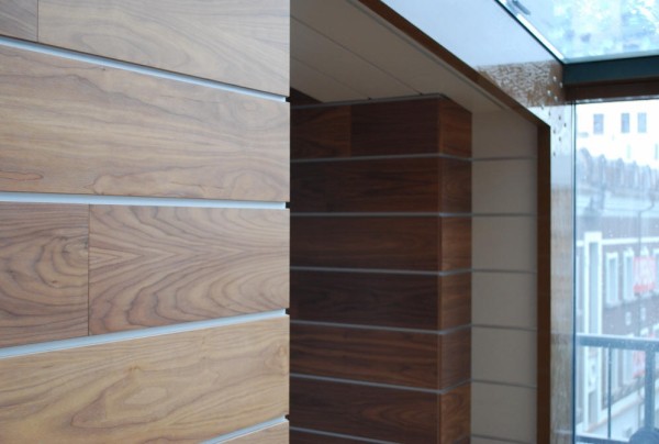 Dinding PVC untuk balkoni atau loggia. Kepraktisan digabungkan dengan daya tarikan estetik