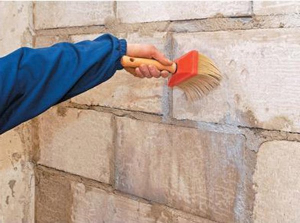 Untuk mengelakkan jangkitan drywall pada masa depan dengan jamur atau jamur, dinding bata, sebelum pembinaan peti, mesti dirawat dengan sebatian pelindung