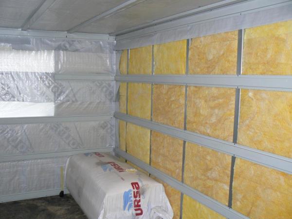 Pemilihan bahan untuk penebat dinding sangat penting, banyak nuansa mesti diambil kira, termasuk bahan dari mana dinding ruangan dibuat