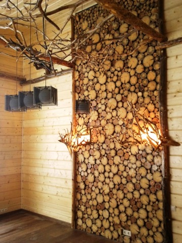Panel kayu yang besar di salah satu dinding rumah juga boleh dihiasi dengan lampu