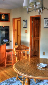 Untuk dapur yang lebih cerah dan dinamik, lebih baik memilih warna kertas dinding yang lebih tenang