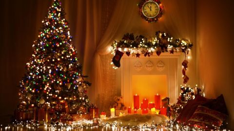 Pokok Krismas di dekat perapian sudah menjadi klasik Tahun Baru dan Krismas.