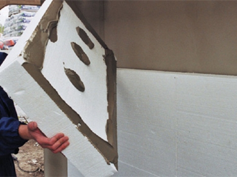 Styrofoam boleh dilekatkan pada dinding konkrit atau bata menggunakan sebatian simen.