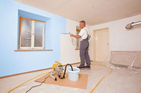 Nous voyons le processus de peinture des murs avec une machine à balles pneumatique