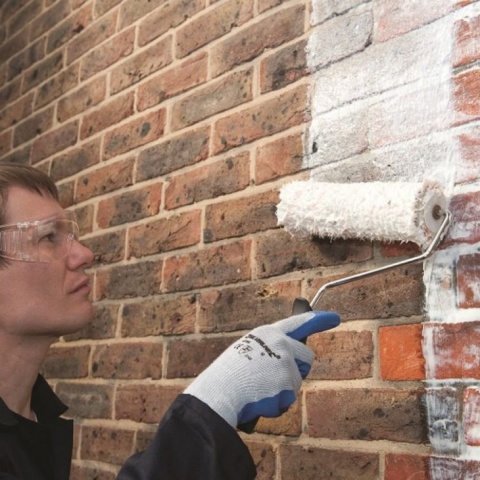 Memohon cat ke dinding bata rumah tidak memerlukan kemahiran khas atau peralatan khas dari anda, mudah untuk menerapkannya sendiri, dengan roller atau sikat