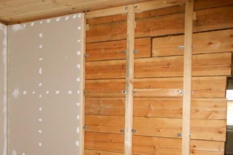 Dinding kayu yang tidak rata, untuk melapisi drywall, perlu dibuat bingkai