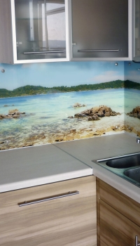 Panel kaca yang sangat bagus sesuai dengan dapur, dalam bentuk apron dapur