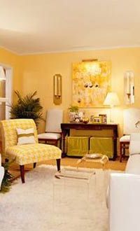Hiasan ruang tamu dengan warna-warna hangat.
