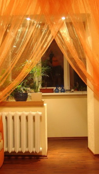 ผ้าม่านสีส้มในห้องนั่งเล่น
