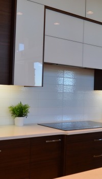 Hiasan dinding di atas dapur dengan panel plastik
