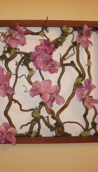 Panel Ikebana boleh dihiasi dengan elemen tambahan, misalnya, bunga buatan
