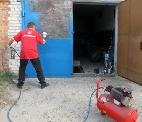 Proses mengecat pintu logam dengan cat nitro menggunakan spray gun