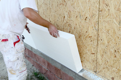 Proses pemanasan dinding luar rumah dengan pemanas styrene