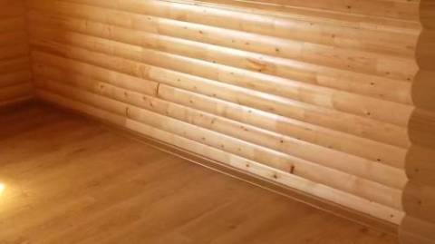 Dinding kayu yang licin dapat dilapisi dengan drywall tanpa membuat bingkai khas