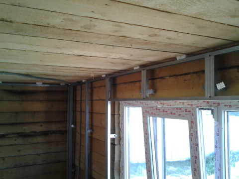Dengan bantuan kepingan drywall, anda boleh meratakan dan melindungi dinding dengan mudah di rumah kayu anda