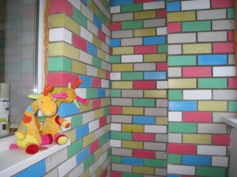 Dengan bantuan cat pelbagai warna untuk batu bata, anda boleh membuat zon kanak-kanak di halaman berhampiran rumah