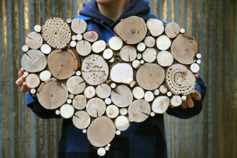 Membuat panel kayu dengan tangan anda sendiri tidak sukar, hanya imaginasi dan semangat anda sahaja yang diperlukan