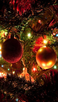 Bola dan kalungan pokok Krismas