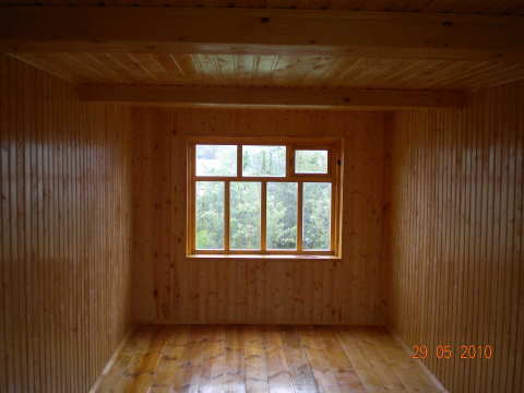 Lama kelamaan, dinding kayu rumah mungkin kering dan rosak, jadi anda harus mempertimbangkan pilihan ini terlebih dahulu.