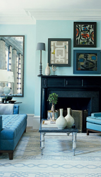 Комбинација плаве боје дневног боравка са плавим намештајем