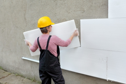 Anda boleh memanaskan dinding luaran rumah sendiri tanpa kemahiran khas