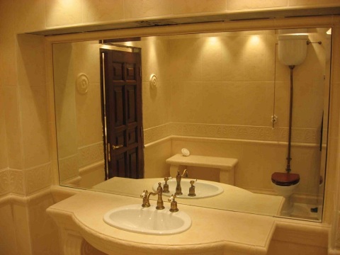 Cermin dinding penuh di bilik mandi.