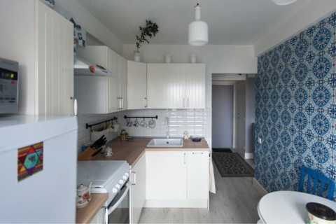 Dapur putih dengan latar belakang kertas dinding biru
