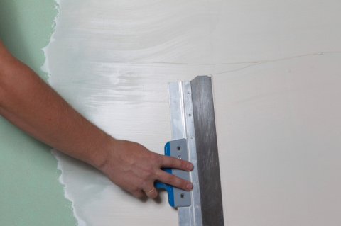 Application de mastic sur la surface