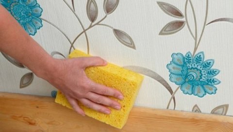 Pembersihan basah boleh dilakukan jika kertas dinding bukan tenunan untuk kanak-kanak ditutup dengan lapisan vinil di atasnya.