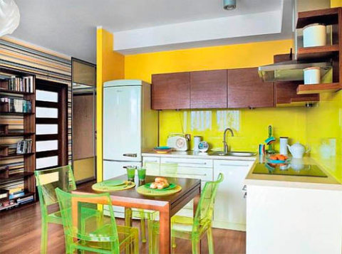 Warna kuning dinding dapur sangat sesuai untuk bilik yang berkualiti tinggi