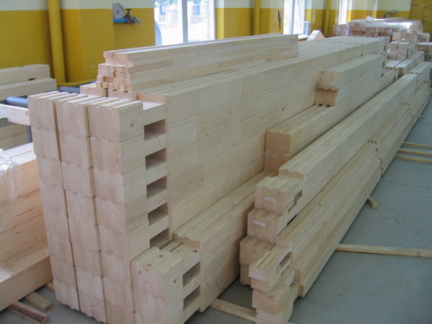 Kit untuk membina rumah kayu: tempat kosong bernombor dipotong mengikut ukuran, alur pemasangan dipilih