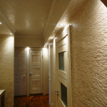 Siling dan dinding di koridor dalam skema warna yang sama