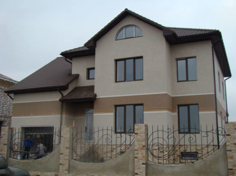 Penggunaan plaster mineral untuk menyelesaikan fasad rumah persendirian