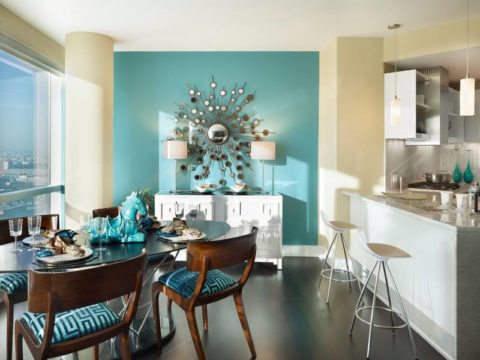 Warna halus dan nada kertas dinding yang tenang secara visual meningkatkan ruang dapur